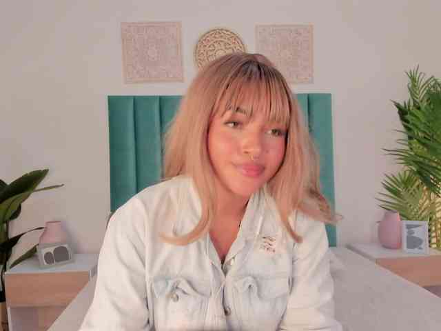 Aluna-Sweet webcam