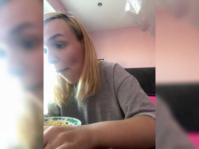 Foxy27's BongaCams show and profile