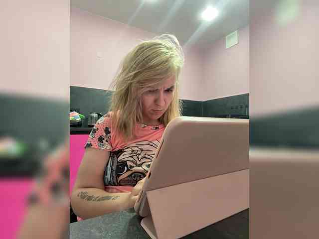Foxy27 Live Webcam on BongaCams