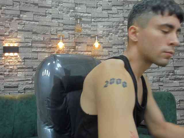 MikexWhite Live Webcam on BongaCams