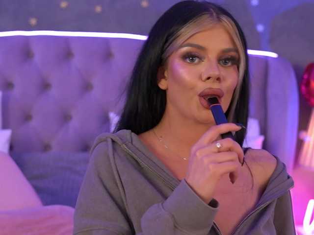 AriellSweety's BongaCams show and profile