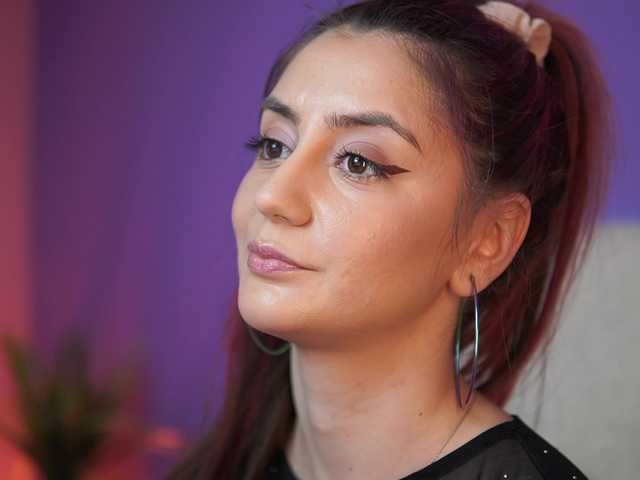 le modèle SabrinaHope est en webcam porno dans un show sur le site bongacams, il possède les tags suivants: Indian,Brunette,Shaved