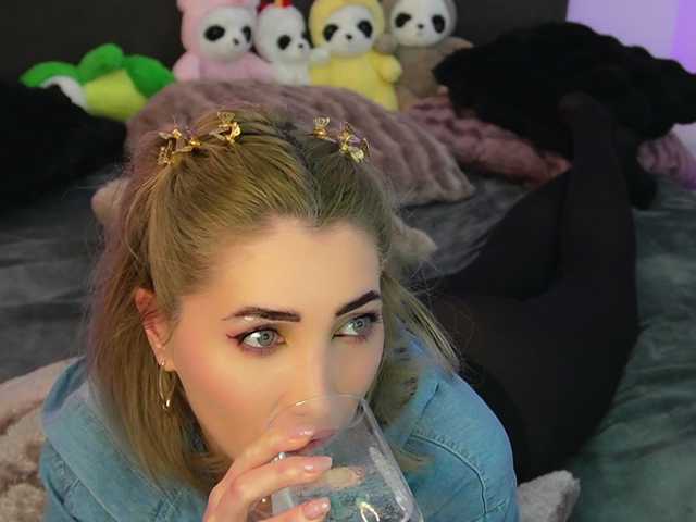 TweetyCream's BongaCams show and profile