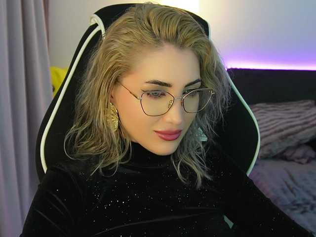 TweetyCream's BongaCams show and profile