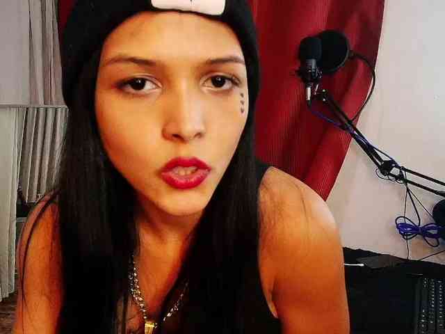 MommyJeva webcam