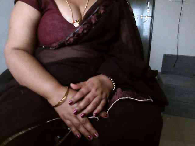 Hotpavitra (35, Indian Cam Girl) performing squirt.