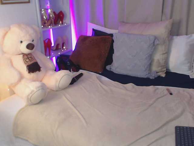 AnnaCorinna's BongaCams show and profile