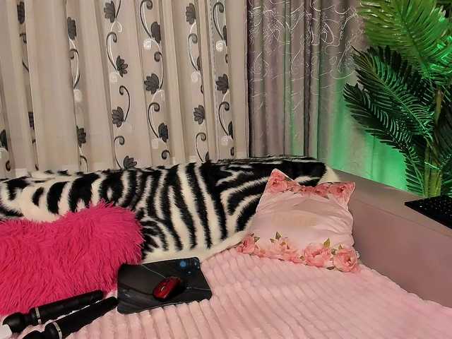 Adela27's BongaCams show and profile