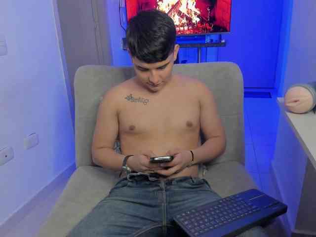 Martinjhonsom13 Live Webcam on BongaCams