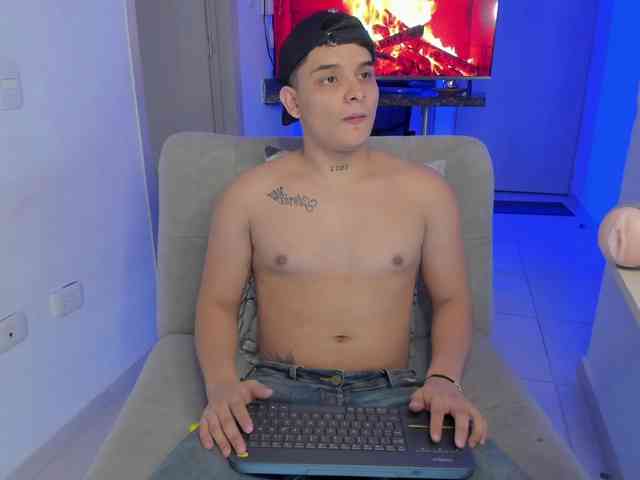 Martinjhonsom13 Live Webcam on BongaCams