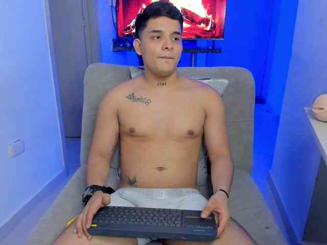 Martinjhonsom13 Live Webcam on BongaCams