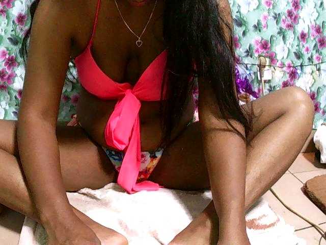 Juliesweety webcam bongacams model stream image