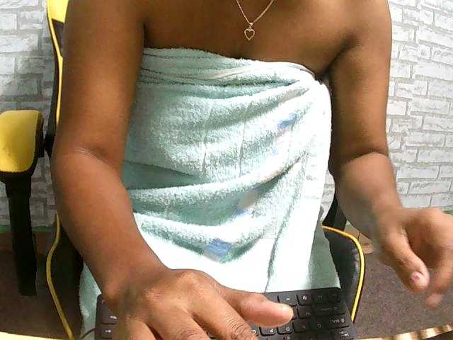 Juliesweety's BongaCams show and profile