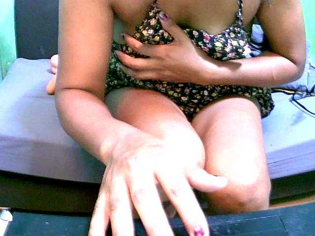 Juliesweety's BongaCams show and profile