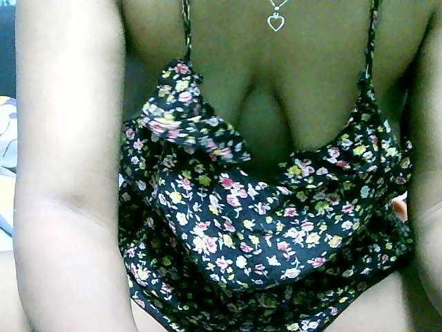 Juliesweety's BongaCams show and profile