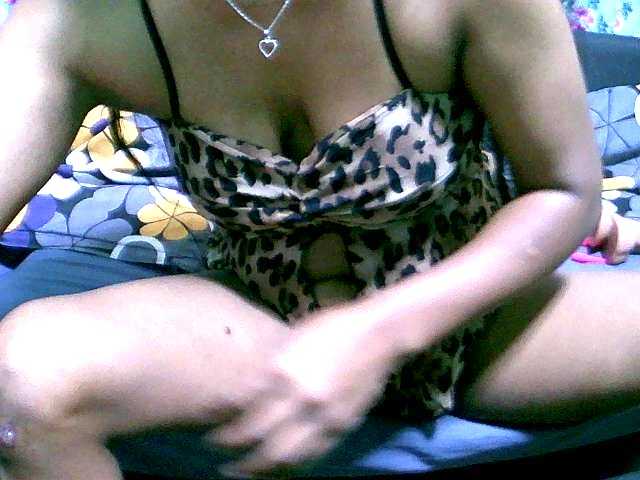 Juliesweety webcam bongacams model stream image