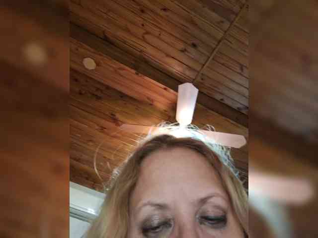 HOTBABYSUCKS1 webcam