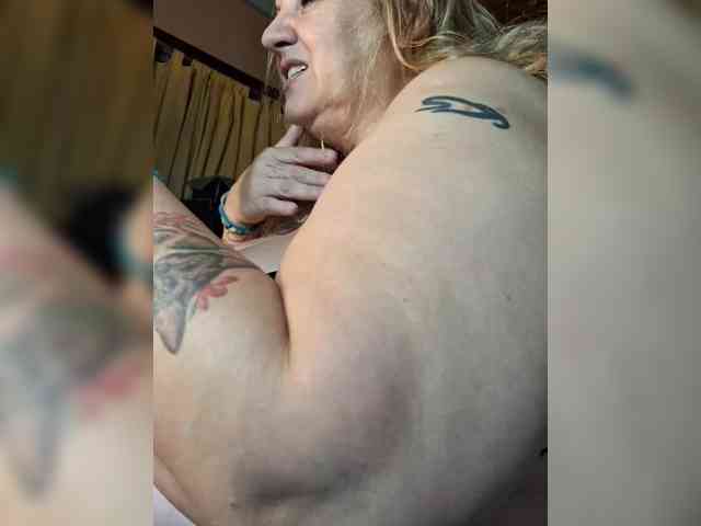 HOTBABYSUCKS1 webcam