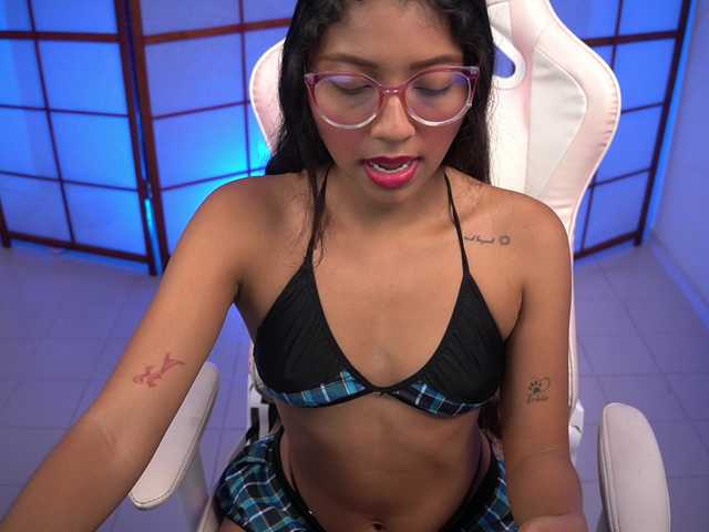 Small-emilie webcam bongacams model stream image