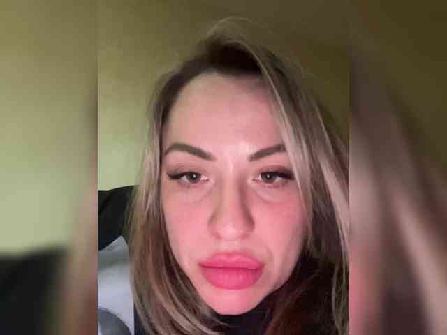 HollyDoll webcam