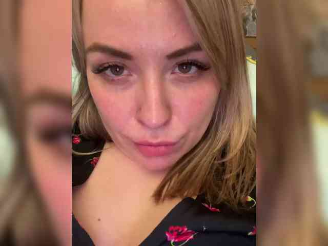 HollyDoll webcam