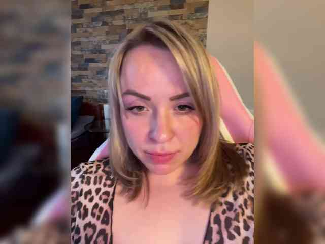 HollyDoll webcam
