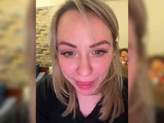 HollyDoll webcam