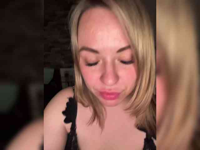HollyDoll webcam