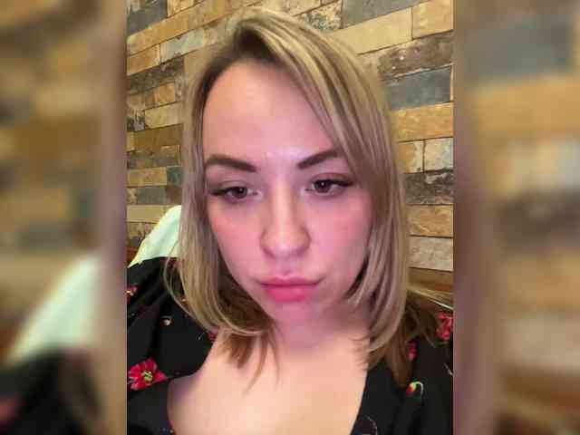 HollyDoll webcam