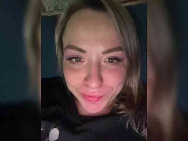 HollyDoll webcam