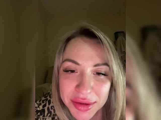 HollyDoll webcam