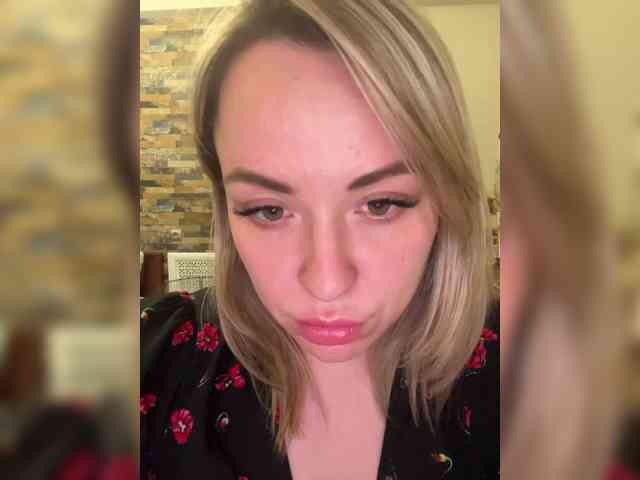 HollyDoll webcam