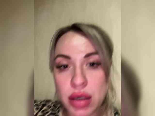 HollyDoll webcam
