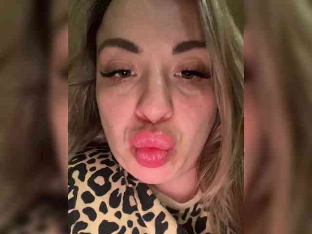 HollyDoll webcam