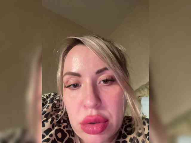 HollyDoll webcam