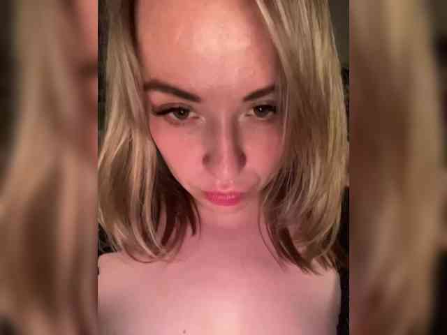HollyDoll webcam