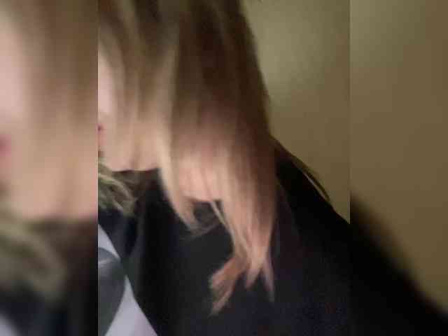 HollyDoll webcam