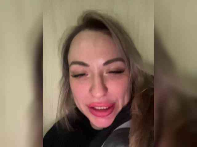 HollyDoll webcam
