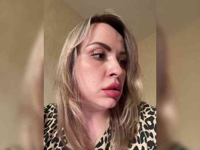 HollyDoll webcam