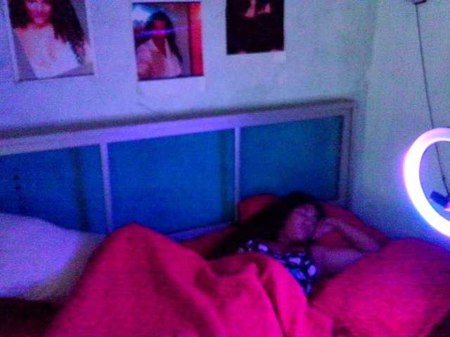 Bellacrespa's BongaCams show and profile