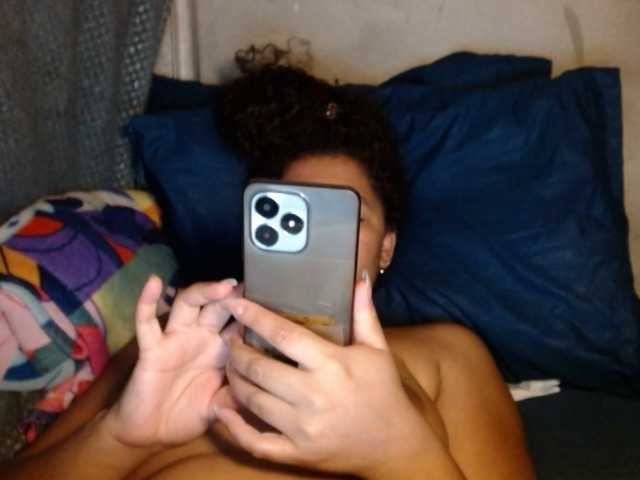 Bellacrespa's BongaCams show and profile