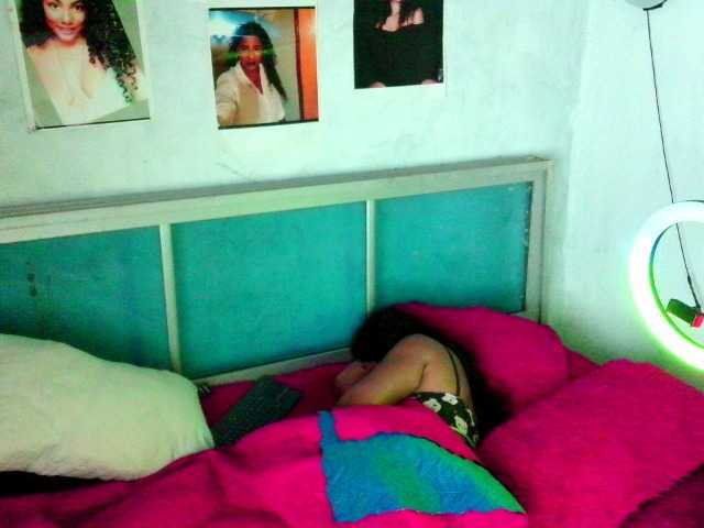 Bellacrespa's BongaCams show and profile