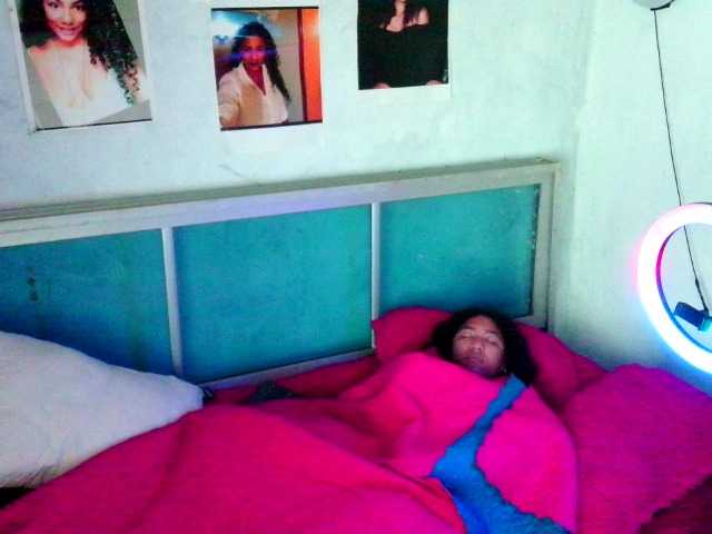 Bellacrespa's BongaCams show and profile