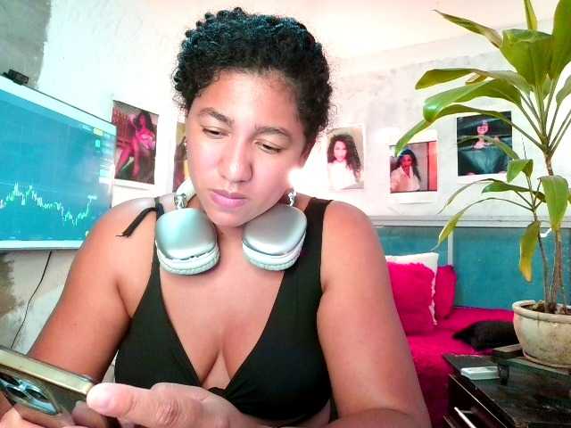 Bellacrespa's BongaCams show and profile