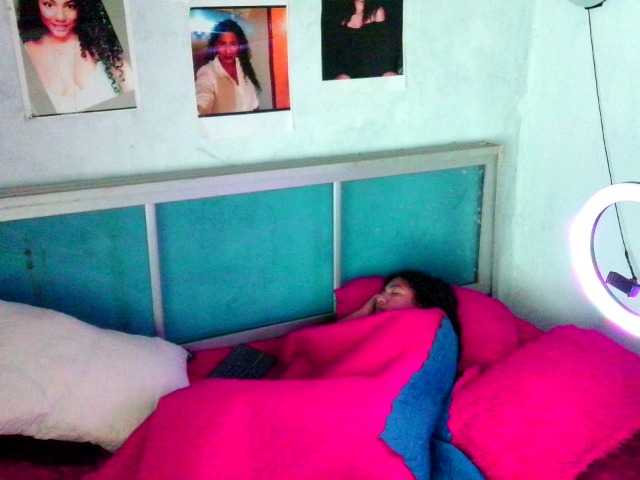 Bellacrespa's BongaCams show and profile