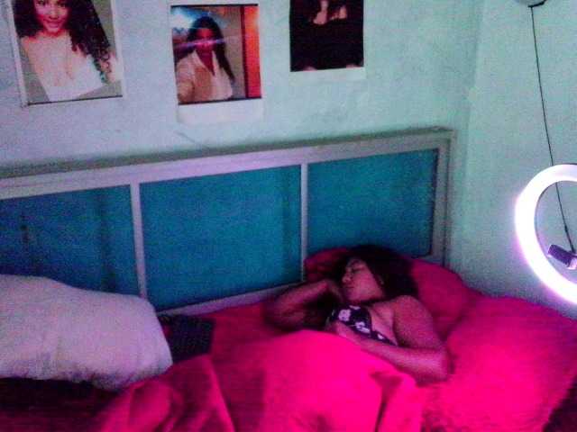 Bellacrespa's BongaCams show and profile