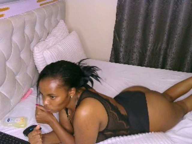 le modèle Cece-16 est en webcam porno dans un show sur le site bongacams, il possède les tags suivants: Ebony,Brunette,Shaved