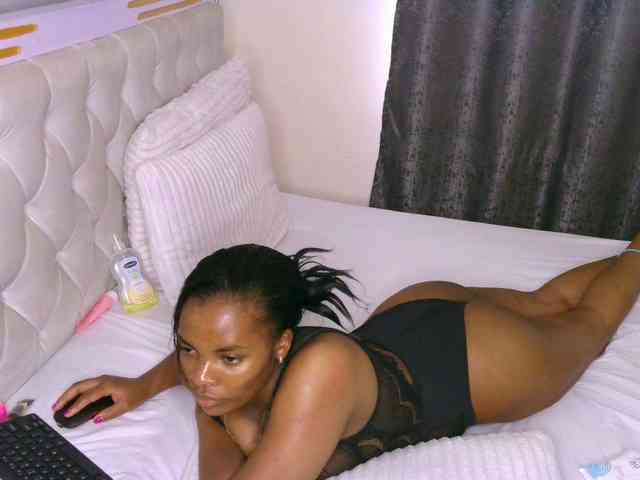 Cece-16 Live Webcam on BongaCams