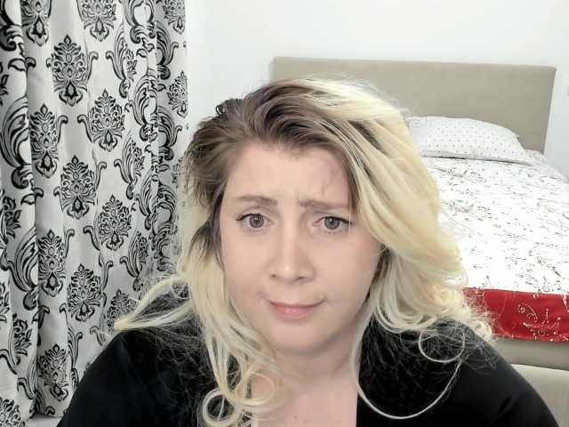 Sarrah8's BongaCams show and profile