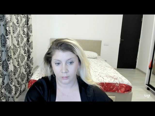 Sarrah8's BongaCams show and profile